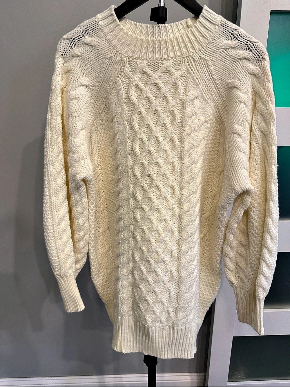 Women’s sweater Cable Knit Crewneck in Cream Size Small Like New